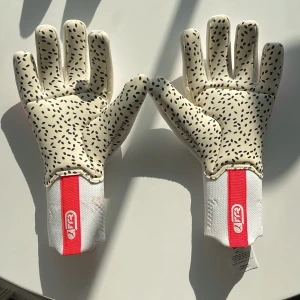 Puma målvaktshandskar  - Puma future målvaktshandskar i nyskick  Nypris 1600