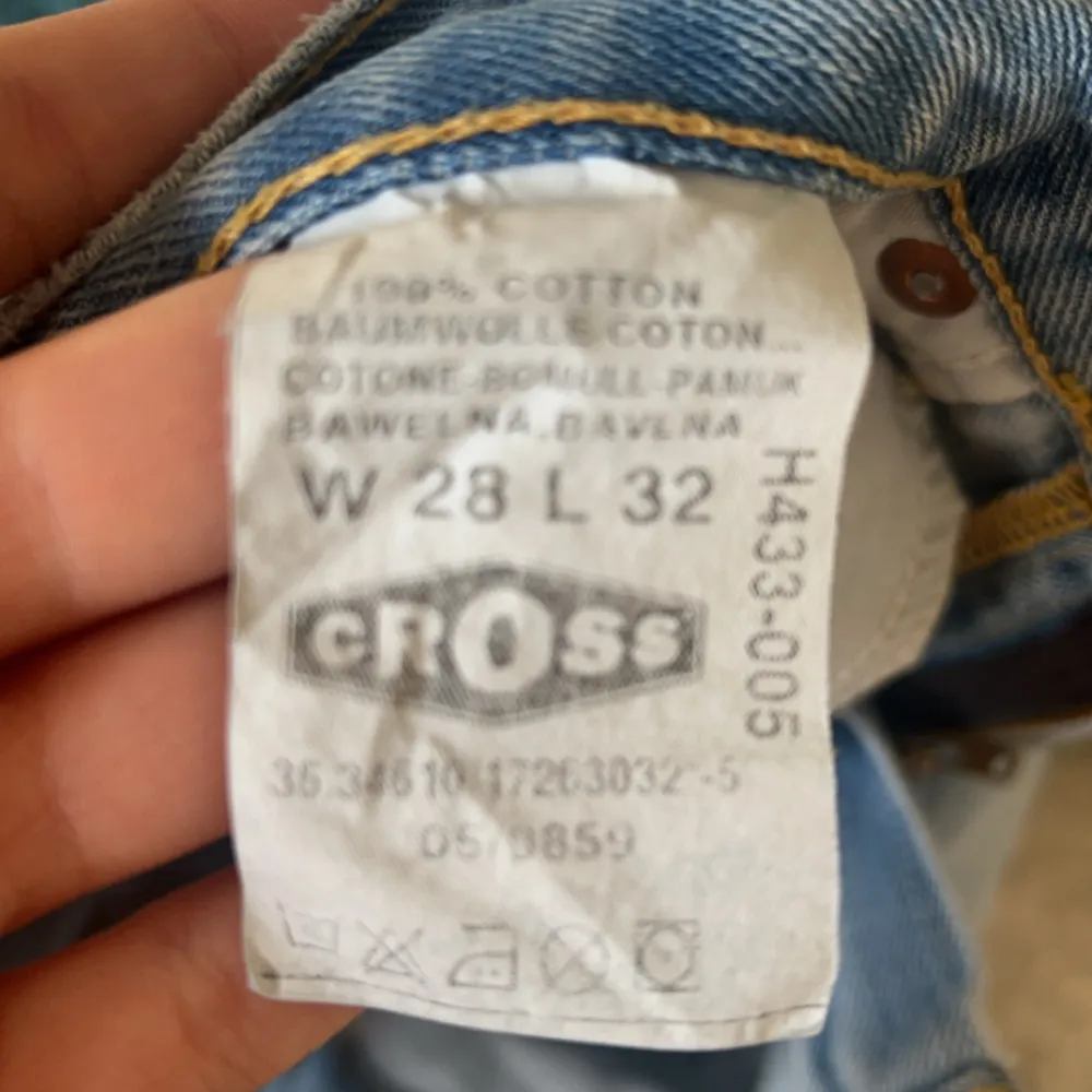 Säljer dessa as snygga jeans för dem tyvärr är lungt för tajta på mig men älskar dem! Storlek 28/32 midjemått:36 och innebenslängd: 80, köpta för 700 och knappt använda. 400 vid snabbt köp.. Jeans & Byxor.