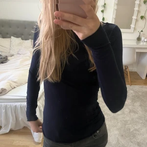 Intimissimi tröja🤍 - Säljer en mörkblå intimissimi tröja som inte kommer till användning längre. Köpt för 559kr, säljer för 300kr då den knappt ät använd. Pris kan diskuteras, skriv för fler frågor eller bilder🤍