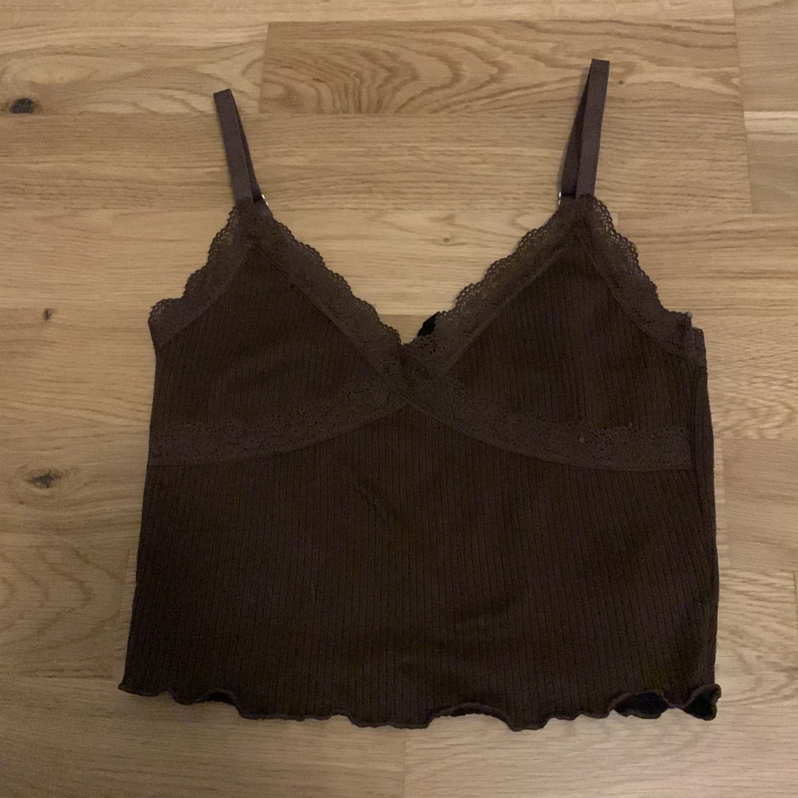 Brunt linne med spets