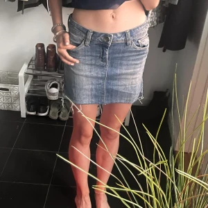 Jeanskjol från Gina trico  - Jättefin low waist jeanskjol 