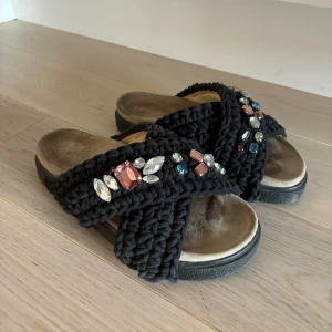 INUIKII tofflor/sandaler - Svarta inuikii tofflor i storlek 41.