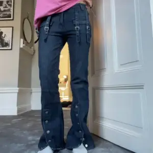 Sååå snygga jeans ! As unika, omöjligt att hitta liknande. Köpta i paris. Så sköna najs o perfekta bara!!! Rätt så stretxhiga ! Köpta för 100 euro! Såå långa, inga defekter alls, så eftertraktade