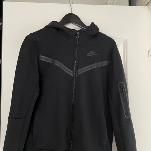 Nike tech - Säljer min Nike tech kofta då jag inte använder den längre, nästan aldrig använd och är bra skick