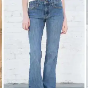 Säljer mina brandy mellville jeans i modellen ”Brielle 90s Jeans” Första två bilderna är lånade💗💞