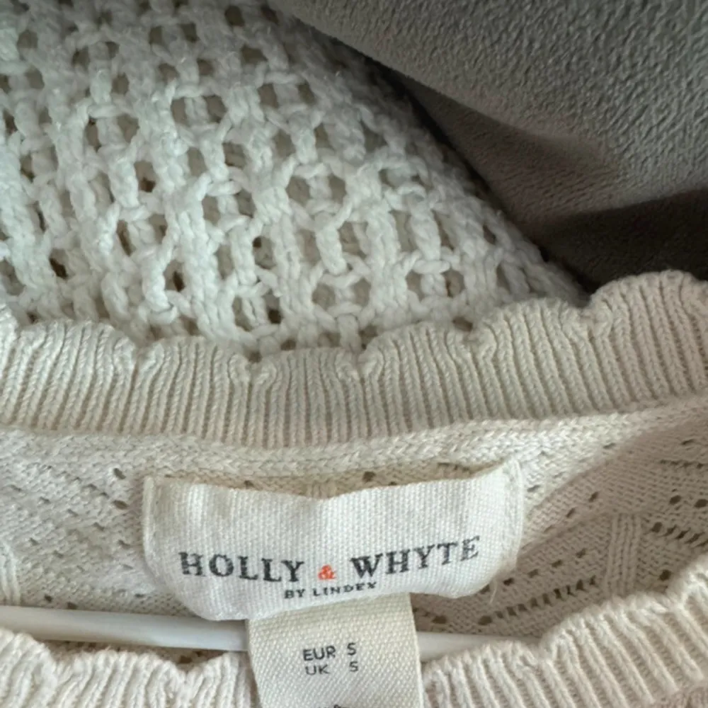 Jätte söt topp från Lindex med märket Holly white. Säljer pga dålig användning! Pris kan diskuteras vid snabbt köp! Tryck gärna på köp nu💕. Puserot.