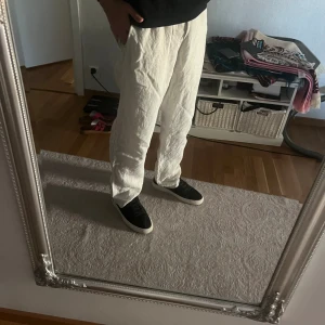 Linnebyxor - Linnebyxor i regular fit från hm utan fläckar eller deffekter Nypris 399 Skick 9/10 då de endast behöver strykas 