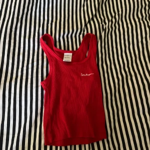 Linne - Rött linne från Urban outfitters