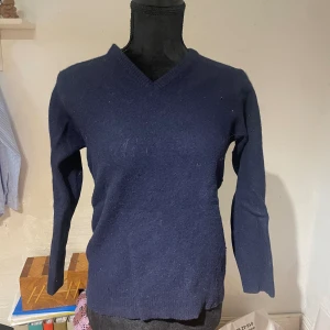 Stickad tröja - Använd mycket och köpt på second hand, finns ett litet hål i armen. Liten i storleken och passar från Xs till m