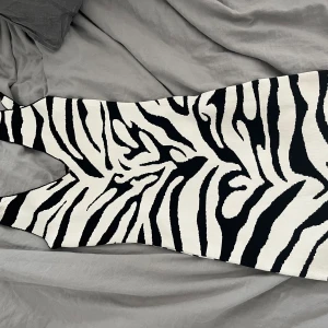 Kort zebra klänning  - Säljer min fina klänning som har blivit för kort för mig nu, den är som ny.