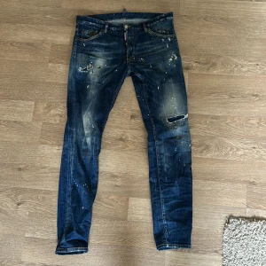 Dsquared2 jeans - Riktigt snygga dsquared jeans i väldigt bra skick!! Strl 50 vilket motsvarar M/L. Självklart äkta. Kontakta vid fler frågor🙌