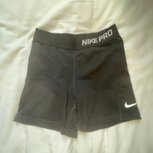 Nike pros - Strl XL (barnstorlek) men funkar som XS, knappt använda - skriv innan köp