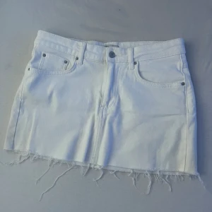 Vit kortkjol - Säljer en vit kortkjol som är perfekt för sommaren. Säljer den pågrund av att den aldrig används längre. Köpt på Gina för 180kr pris kan diskuteras vid snabba köp