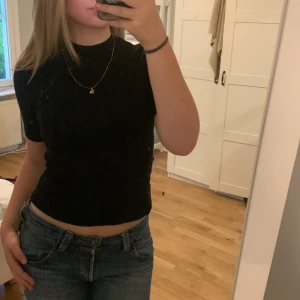 Svart t-shirt - Super söt svart tröja med krage och trekvarts ärmar. Räfflad krage samt ärmar och botten på tröjan. Den är i tipp topp skick och knappt använd. 🤍