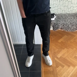 Levis Jeans - Svarta Levis jeans 502. Använda ett par gånger men inga defekter eller märken på dom då dom ser nästan helt nya ut.