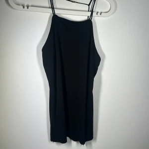 Svart topp - Tunna band , toppen är i fint material.  