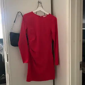 säljer denna jättefina röda klänning då den inte passar mig längre, köpt för ca 2 år sedan! pris kan diskuteras!!