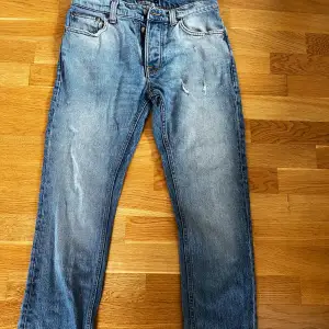 Riktigt snygga nudie jeans. Skön passform i storlek w29 L30 Riktigt snygga till sommaren i en ljusare blå färg. I fint skick , med lite slitningar fram som bara är en snygg detalj!