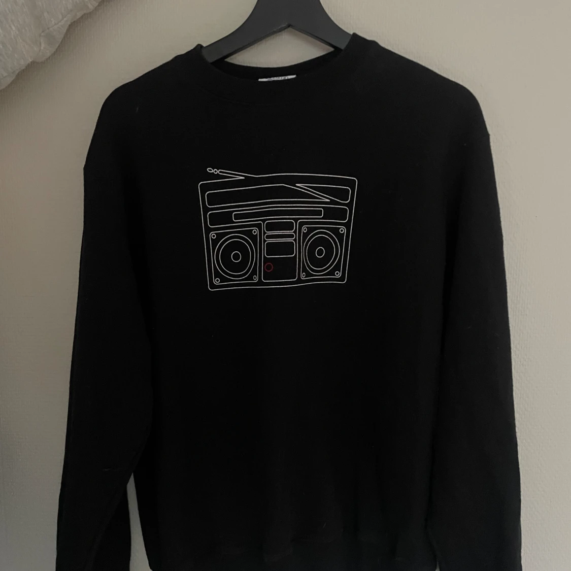 Svart tröja med tryck på framsidan.  - 92