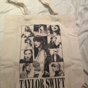 VIP tote Taylor Swift  - Oanvänd VIP tote bag. Går endast att få om man köpt VIP till Eras tour. Säljer då jag aldrig kommer använda den