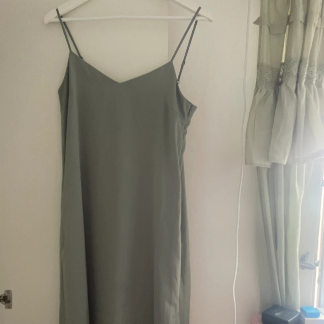 grå/silvrig midiklänning