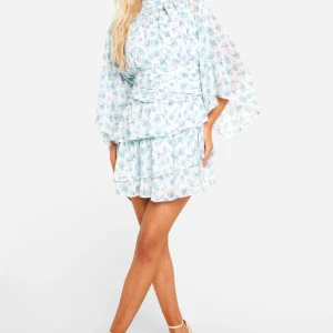 Blommig klänning - Säljer denna helt nya klänningen, som har prislappen kvar. Jättesöt blommig klänning med ”hög” hals🌸nypris:627