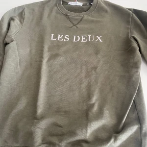 Les Deux tröja - mörkgrön  - En Les deux tjocktröja i färg mörkgrön  Fint skick  Storlek S