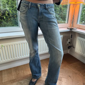 Levis jeans - Lågmidjade, bootcut jeans. Märket är Levis men d är köpta second hand. Har verkligen varit ett par favoriter💙💙 29/32 men skulle säga att de är små o motsvarar 36