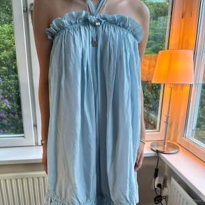 Ljusblå klänning med volanger, den är så fin men är tyvärr förstor, den är i stl 38 och man kan ba den med eller utan band. Nypris var 500 kr och den har lappen kvar. Den är i sidemix. 🤍🤍