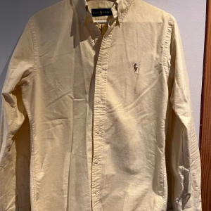 Ralph Lauren Oxford Herr - Oxfordskjorta Ralph Lauren. Storlek: XS (relaxed). Motsvarar S slimfit.  Väl omhändertagen. Återkom för ytterligare bilder. 