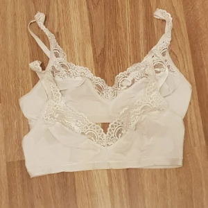 2st sloggi bhar med spets vita st s 75AB - 2st sloggi bhar med spets vita st s 75AB jag uppskatar strl Använda men i bra sick Ingen push up å inga kuddar dom är super tuna Priset är för båda tillsammans