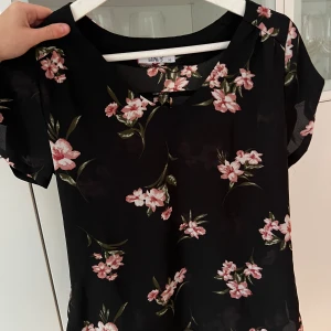 Blommig blus - Hör av er vid fler frågor!
