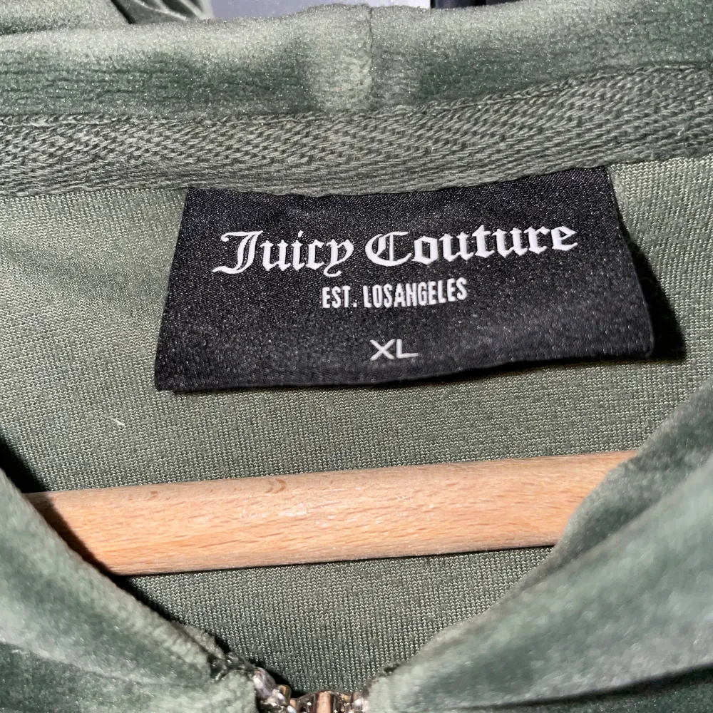 Fin Juicy couture tröja som är nästintill ny. Använd endast 2 gånger. Används inte längre och det är därför jag säljer den.  Storlek XL men den är som en M i storlek! Nypris: 1300. Tröjor & Koftor.