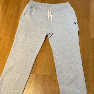 Polo Ralph lauren byxor  - Säljer ett par mycket snygga Ralph lauren mjukisbyxor som inte går att få tag i längre. Använda max 3 gånger och bra skick förutom en liten fläck som bör gå bort i tvätten utan problem. 8/10 skick storlek S