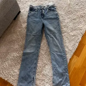Säljer dessa jeans från zara i storlek 40 med slit nedtill! Jättebra skick då dem knappt är använda! Frakt ingår inte i priset. Kan även mötas upp i Stockholm!💗