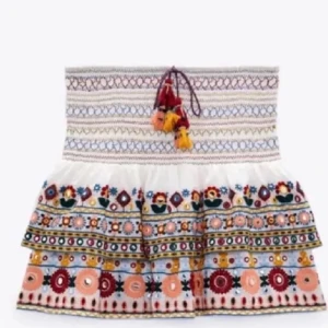 Broderad kjol  - Jätte najs kjol från zara som knappt är använd. Köpt för 350.