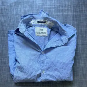 Scotch and soda skjorta perfekt för sommaren, skjortan är blå och vit randig väldigt snygg men säljer då den är för liten.  Storlek: S Nypris: 900