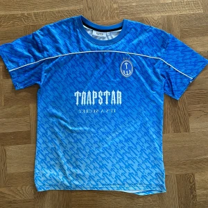 Jättefin Trapstar t-shirt - Perfekt cool t-shirt. Stl S 