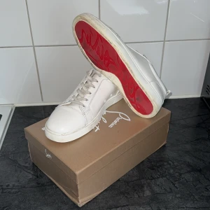 Christian Louboutin skor - Tjena! Säljer ett par riktigt snygga Christian Louboutin i size 45 condition 9/10