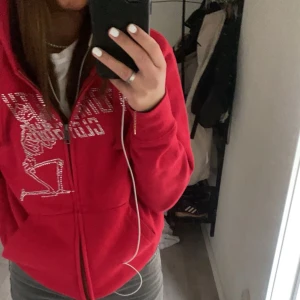 Kofta rhinestone - Röd kofta med dragkedja, rhinestone, säljs ej längre