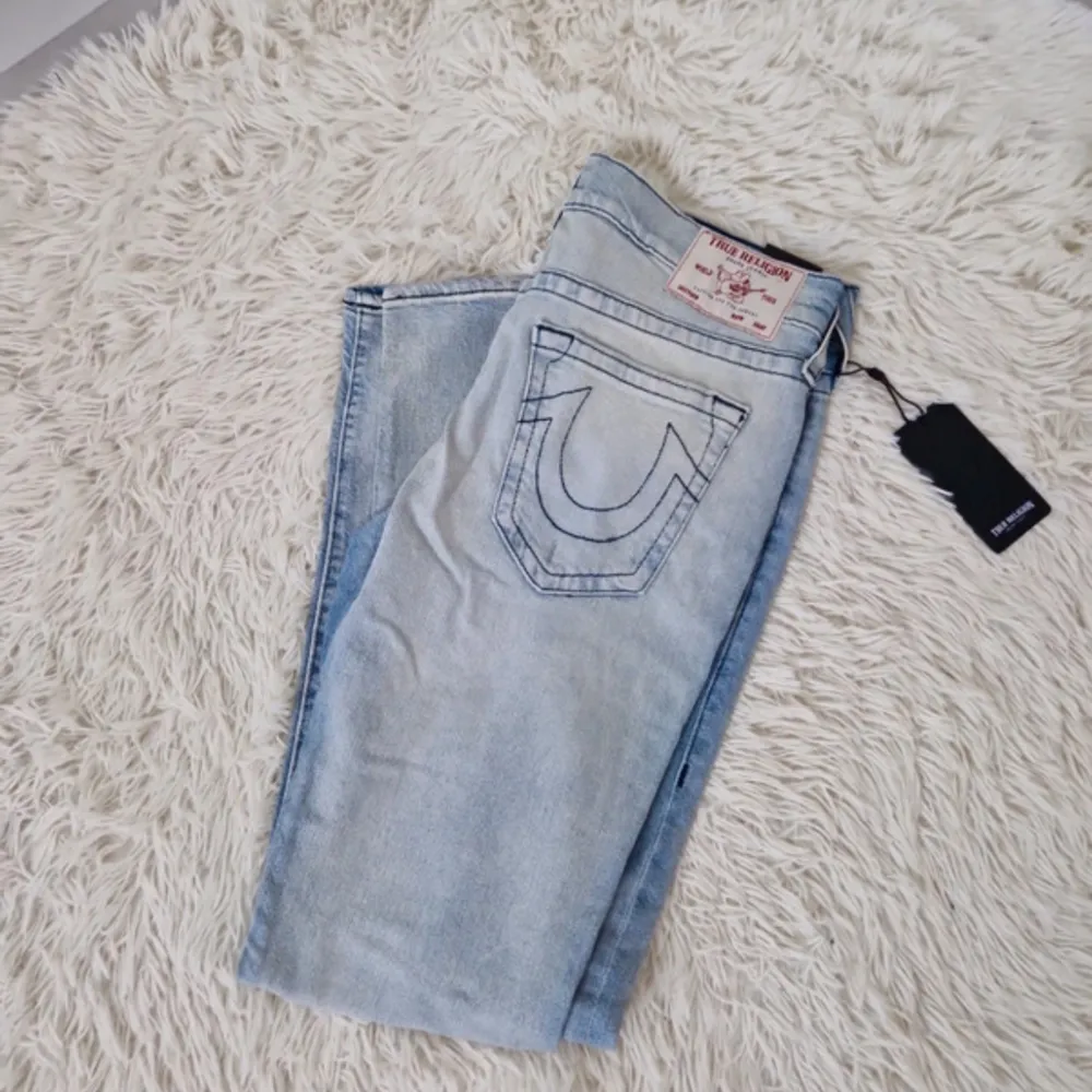 Säljer ett par helt nya true religion byxor med tag och allt. Dom är i en washed ljusblå nyans med galet feta slitningar. Pris går att diskuteras vid snabb affär. Jeans & Byxor.