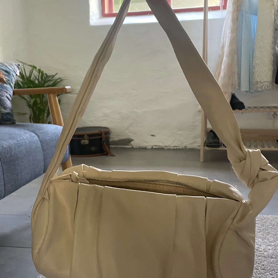 Krämfärgad väska från na-kd - 91