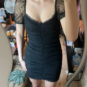 Svart kort klänning  - Kort svart klänning från HM. Endast använd en gång och helt som ny. 