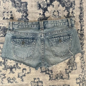 Lågmidjade jeansshorts - Super snygga lågmidjade jeansshorts från pull&bear! Köpta förra året men knappt använda pga för små! 💓använd gärna köp nu! Kan även säljas billigare vid snabb affär 😊
