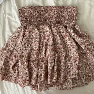 Säljer min somriga kjol från SHEIN då jag ej fått någon användning av den då den var för  stor för mig💞 Perfekt nu till sommaren! ❤️‍🔥
