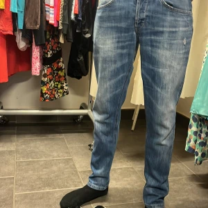 Dondup  - Säljer ett par dondup jeans (modell George) ord pris: 3000kr mit pris: 700kr skriv vid intresse priset är inte hugget i sten 🪨 