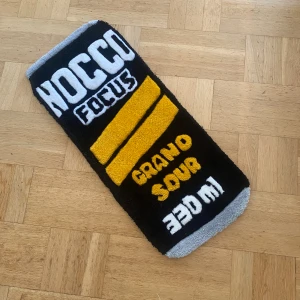 Custom nocco matta  - En helt egen nocco-Grand sour matta gjord från grunden men en garnpistol. Jävligt fett att ha som konst i ditt rum eller hus. Den är 1/1  