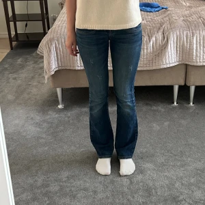 LTB JEANS - Säljer dessa as snygga ltb jeans, lite slitningar längst ner men de är inget man lägger märke till🥰🥰  köpt för  1025 o säljer runt 650 men priset kan diskuteras vid snabb affär 