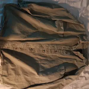 Militärgrön jeansjacka från lager 157 i storlek s/m. Använd endast ett fåtal gånger och är i gott skick. 