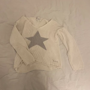 Stickad tröja  - Jättesöt stickad tröja ifrån Bondelid. Använd ett fåtal gånger, storlek L men sitter som en M/S.